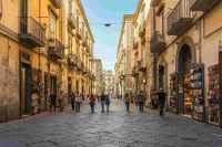 Il tiktoker travestito da Michael Jackson spaventa una donna a Napoli e finisce nei guai