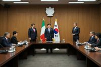 Meloni conclude la missione in Asia: alleanza con Seul tra crescenti tensioni sui dazi