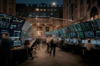 Milano apre in leggero rialzo: Italgas in attesa, bene il settore difesa