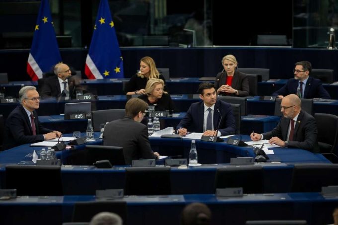 Parlamento europeo ferma l'accordo sui dazi con gli Stati Uniti: cosa significa per il futuro?