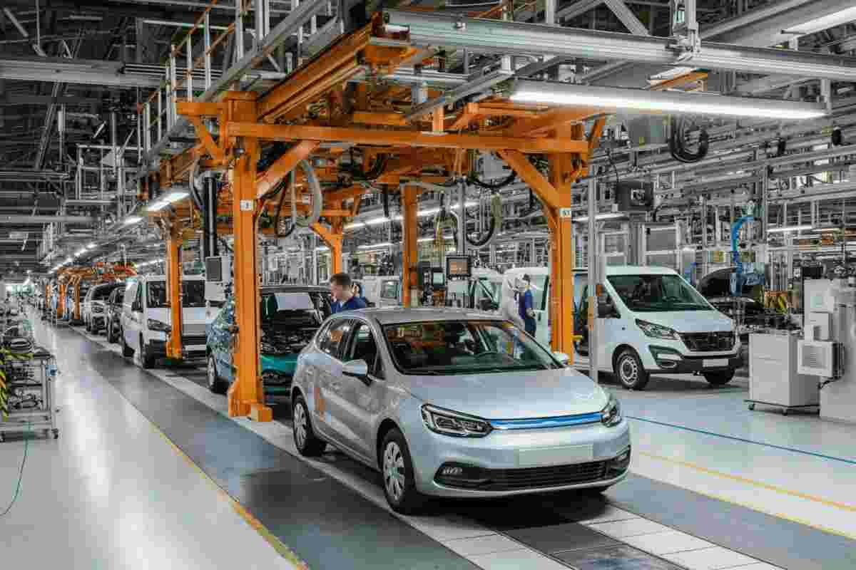 Stellantis si piazza al secondo posto tra i costruttori Ue nel 2025 per auto e veicoli commerciali