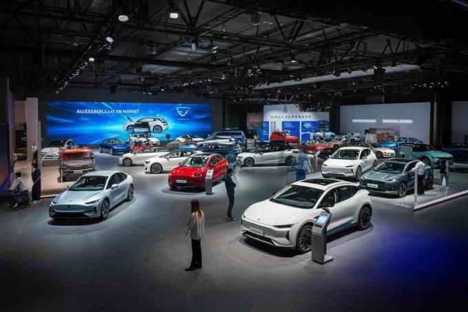 Tesla in difficoltà: vendite in calo dell'8,6% nel 2025, BYD conquista il mercato elettrico