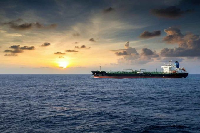 Trump annuncia: Caracas pronta a consegnare 30-50 milioni di barili di petrolio