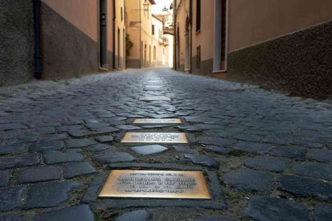 Un pacco perduto e ritrovato: le pietre d’inciampo salveranno la cerimonia del 7 febbraio