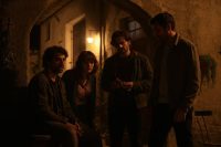 Albanese: un abbraccio all'umanità tra tenerezza e spirito punk