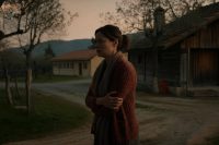 Catherine in lacrime: la drammatica testimonianza di una madre in un bosco di paura