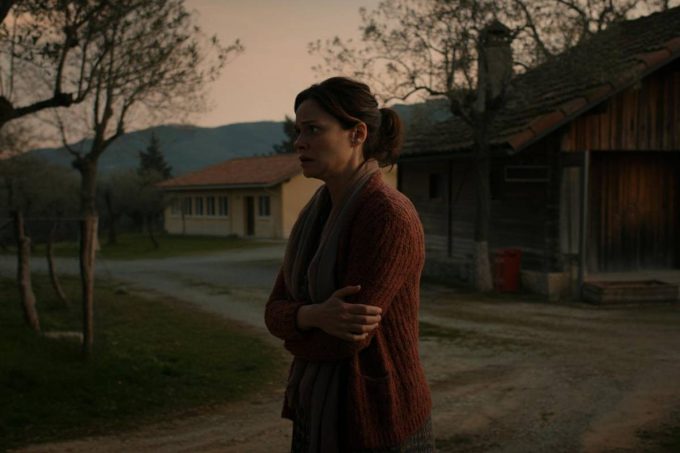 Catherine in lacrime: la drammatica testimonianza di una madre in un bosco di paura