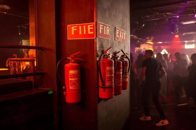 Crans Montana, l'interrogatorio di Jacques Moretti: rivelazioni sorprendenti e il pm sequestra i telefoni delle vittime