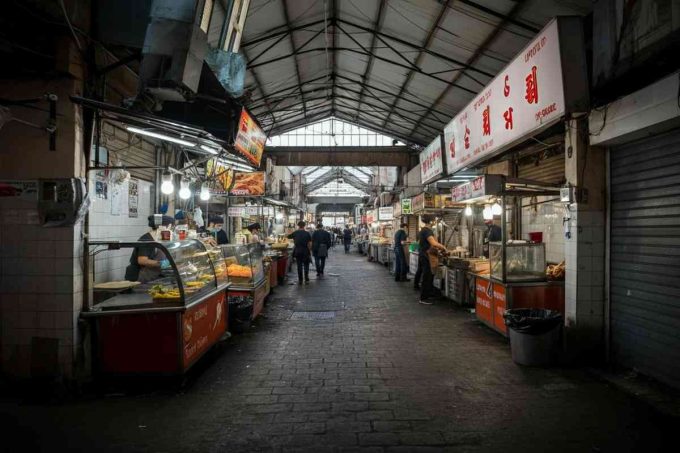 Emergenza blatte al Mercato Centrale di Milano: 17 attività chiuse dopo il blitz dell'Ats