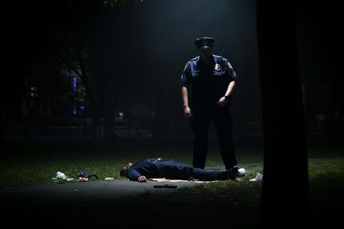 Il mistero della pistola finta: il poliziotto Cinturrino svela la messinscena dopo l'omicidio