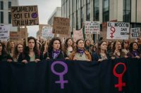 La Commissione Ue abbandona l'iniziativa per l'aborto sicuro: cosa significa per le donne in Europa