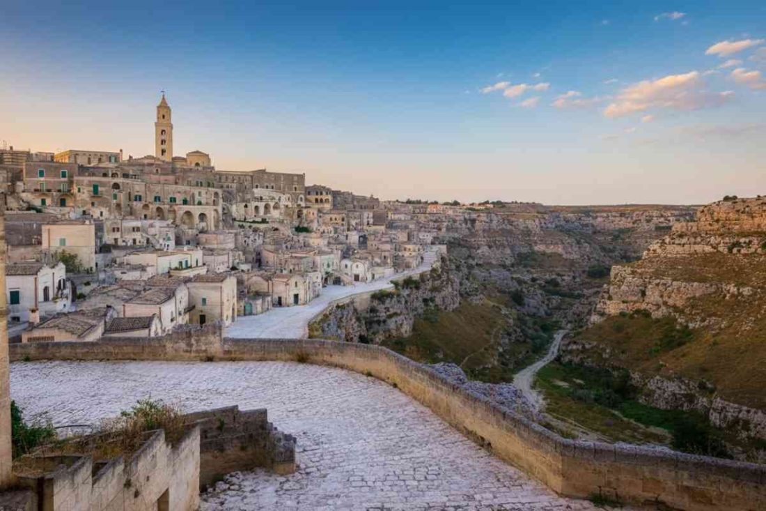 La resurrezione di Cristo: Mariela Garriga e Mel Gibson insieme a Matera ad aprile