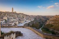 La resurrezione di Cristo: Mariela Garriga e Mel Gibson insieme a Matera ad aprile