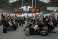 Milano Centrale: caos ferroviario con ritardi fino a 140 minuti e treni cancellati