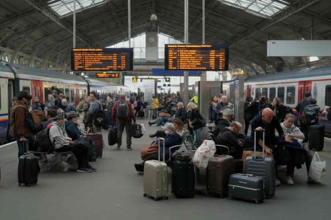 Milano Centrale: caos ferroviario con ritardi fino a 140 minuti e treni cancellati