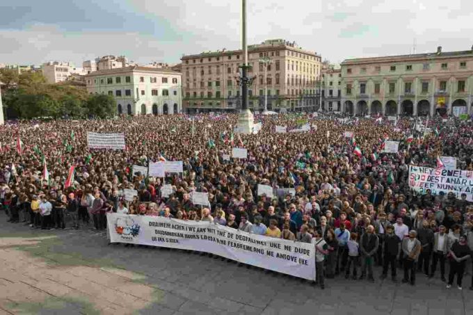 Monaco in festa: 200.000 persone si uniscono contro il regime iraniano