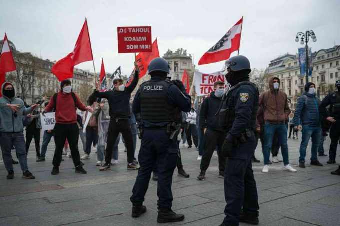 Poliziotto dimesso dopo l'aggressione a martellate a Torino: arrestato un giovane di 22 anni e Schlein sfida Meloni
