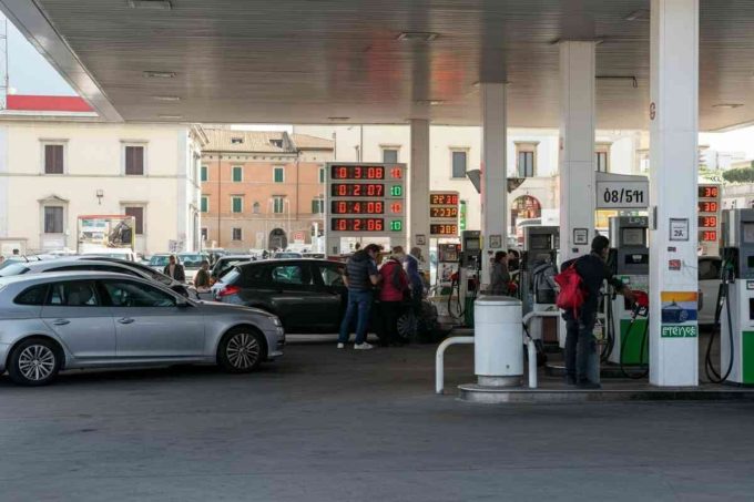 Prezzo del diesel alle stelle: un record che dura da quasi un anno