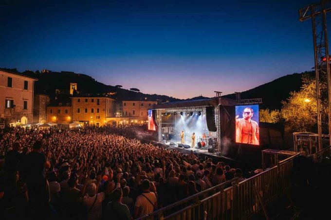 Sanremo colpisce ancora: 10,8 milioni di spettatori e il 65,6% per la serata delle cover