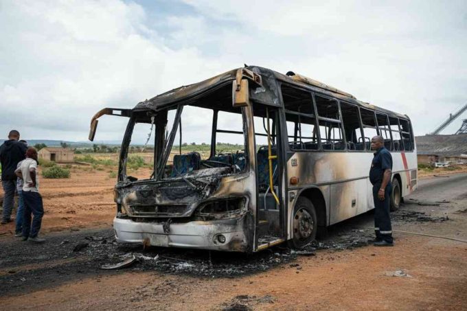 Tragedia a Kiev: 15 minatori perdono la vita in un attacco russo sul bus