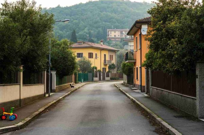 Tragedia in famiglia: il mistero della caduta del bimbo di 5 mesi dalle scale