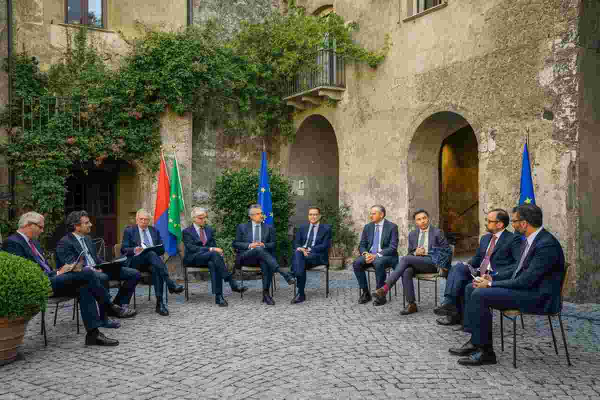 Urso: la necessità di cautela e responsabilità nei dazi