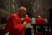 Il cardinale sorpreso con il telefono in tasca: un retroscena clamoroso del Conclave per Leone XIV