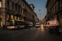 Incidente a Milano: autobus travolge moto in centro, quattro feriti in via Senato